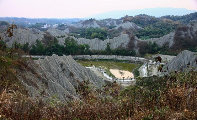 高雄,大崗山,田寮月世界,燕巢泥火山,一線天,情人洞,瘦身洞,一日遊,小百岳,步道