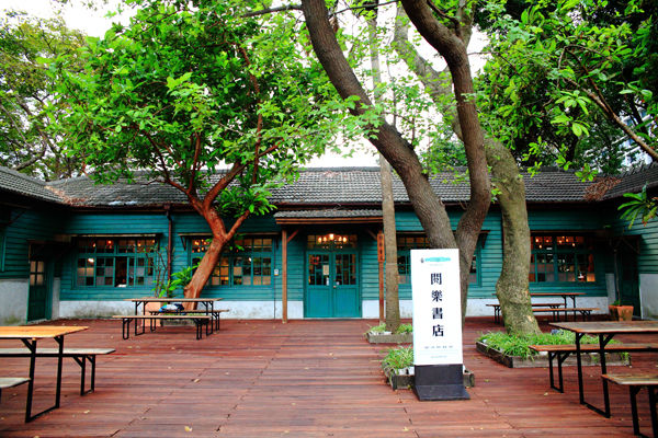 台北-閱樂書店松菸店,松菸育嬰室蘊育,拍戲場景變身文創空間,老房子的綠色書藏書閣,松山文創園區內的老房子書店咖啡館 松山文化創意園區,閱樂書店松菸店,巷弄裡的那家書店,日式木屋,松菸育嬰室,文青商品,老房子,松菸,老屋,老宅,場景,閱樂書店,松山文創,公園,文創園