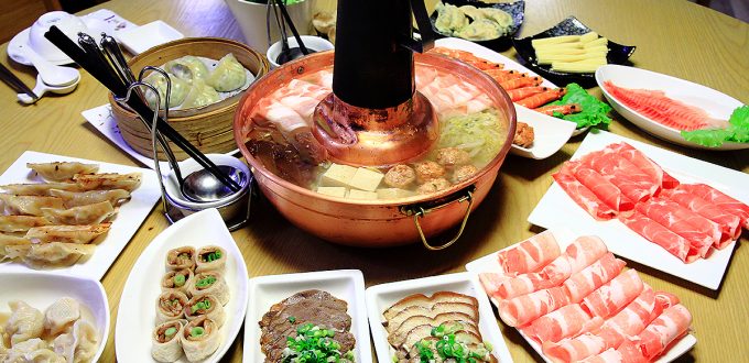 老舅的家鄉味,酸菜白肉鍋,復興北路店,李安推薦,台中起家,麻辣湯底,酸菜製作過程,火鍋,鍋物,酸白菜,東北