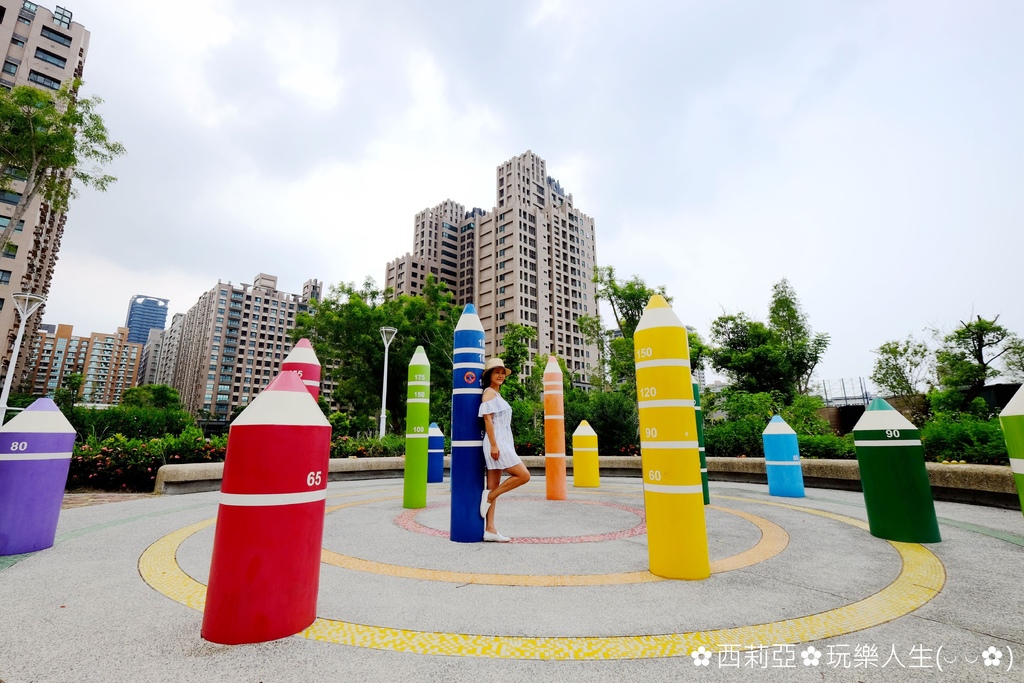 秀拉兒童遊戲場,鉛筆公園,高雄市,鼓山區,IG打卡,巨型鉛筆,粉紅小宇宙,高雄,打卡,IG,拍照,鼓山,捷運,輕軌,美術