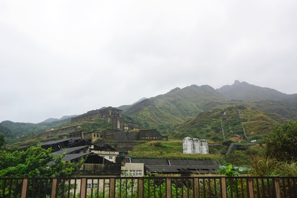 九份,水金九,金礦隧道,山城食堂,山城美館,山城創作坊,九份老街,金瓜石,在地,文化,一日遊,行程,懶人,推薦,水湳洞,陰陽海,半日遊,趣吧,體驗,看海,廢煙道,宮崎駿,隧道,神隱少女,瑞芳,隨緣築,文史工作室,導覽,喝茶,品茶,IG,DIY,秘境,千尋之路,金礦,海悅樓,昇平戲院,歷史,泡茶,阿妹茶樓,十三層遺