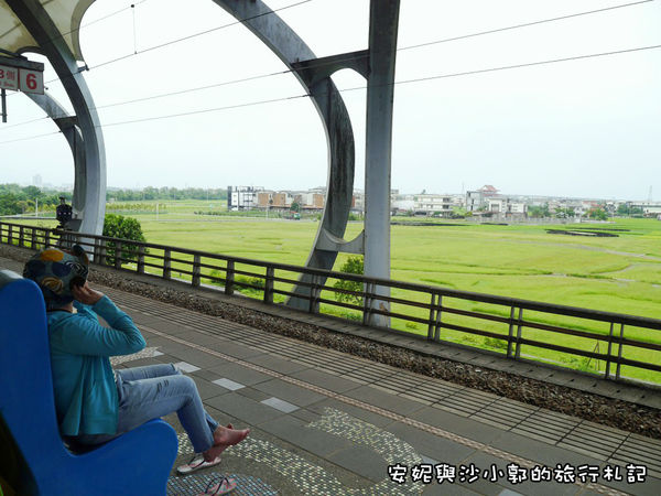 宜蘭,冬山火車站,高架火車站,蘭陽平原,休憩椅,瓜棚造型,連續圓弧型設計,冬山,火車站,冬山車