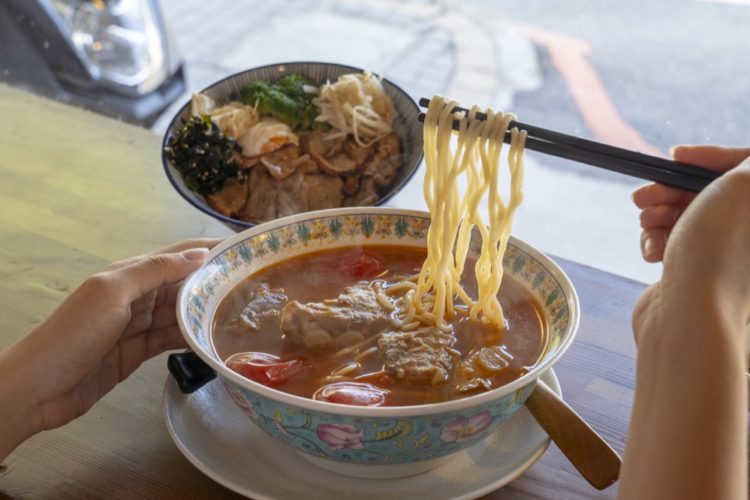燒肉丼販,桃園中正店,番茄膠原嫩骨麵,聚餐好選擇,丼飯,帶骨牛小排,清燉湯頭,桃園,蘆竹,燒肉丼販 ,獨家湯頭