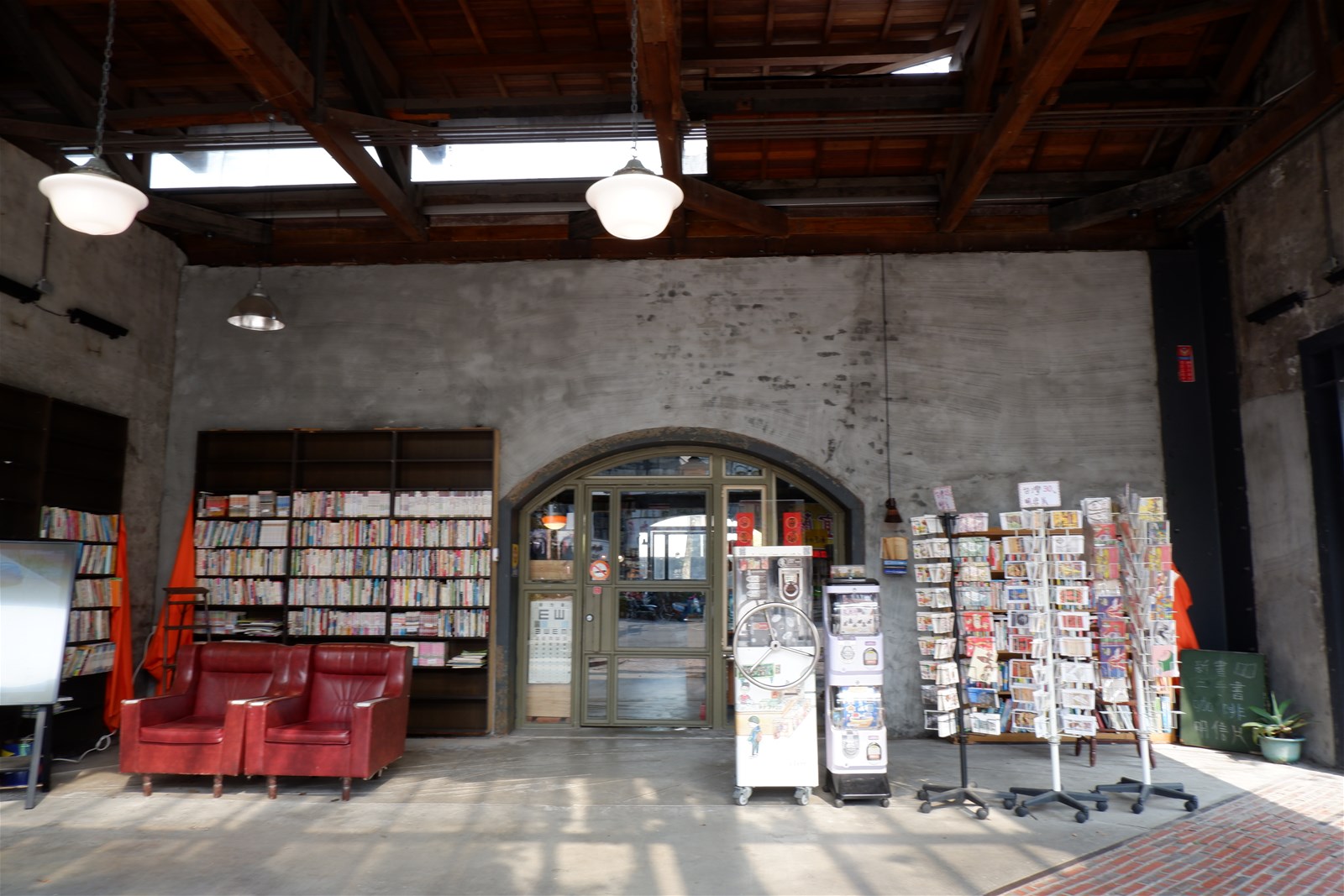 舊書櫃,二手書店,輕食咖啡,宜蘭青年交流中心,動漫電影海報特展,文創商品,老沙發,宜蘭,人文咖啡,宜蘭火車站,宜蘭行口,舊倉庫,文青,獨立書
