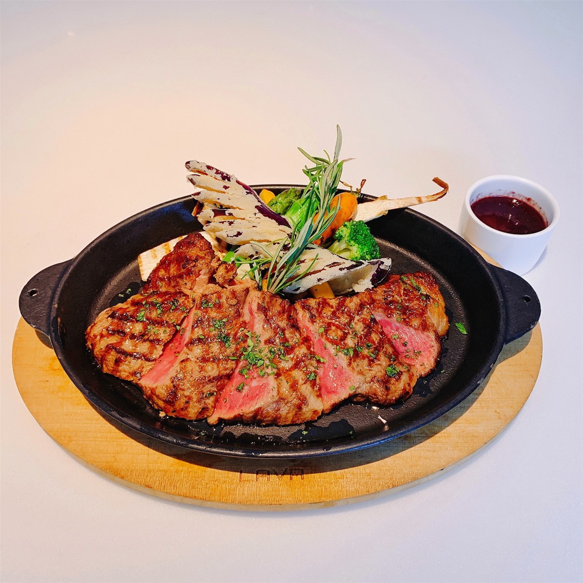 週年慶優惠套餐,一泊二食,壽星獨享,親子遊,Port23餐廳,爐烤美國Prime紐約客牛排佐桑葚醬汁,起司焗香芒波士頓龍蝦佐奶油檸檬醬汁,台北,大安,Folio Hotel,住宿,飯店,壽星,親子,好禮,住宿專