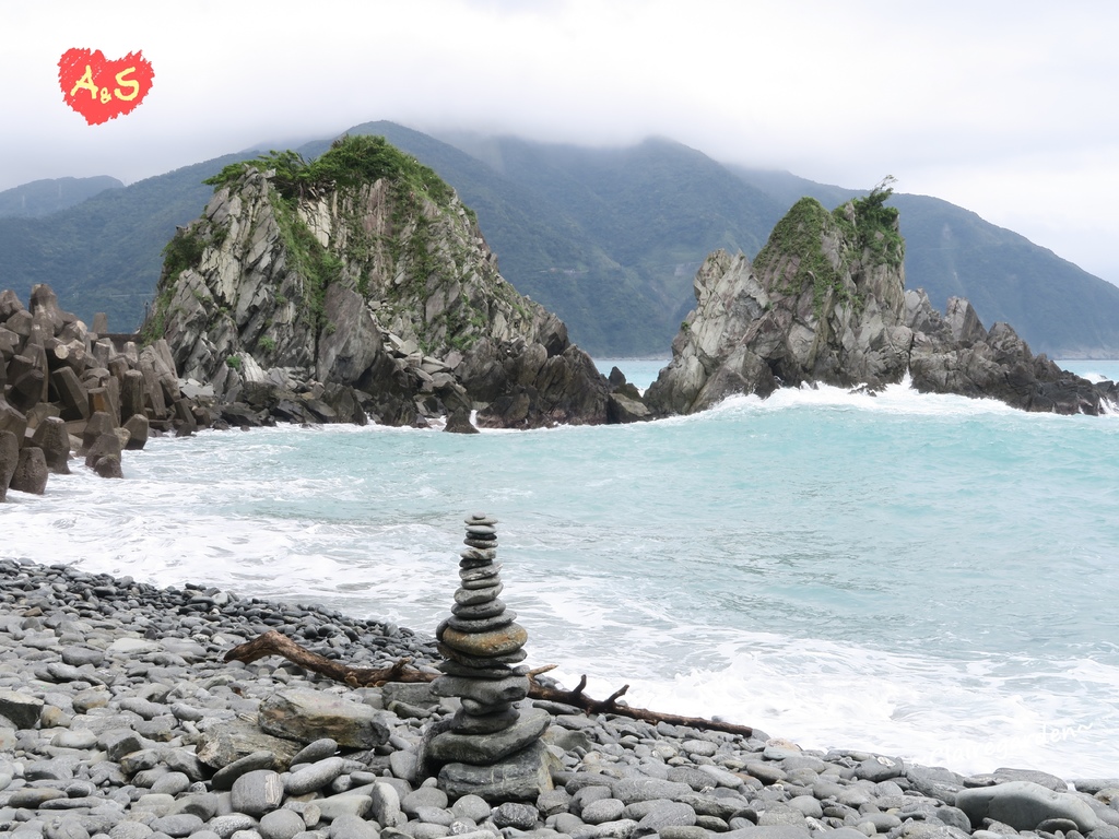粉鳥林漁港,月牙灣,彩繪牆,海浪,礁石,幸福象徵塔,漸層海水藍,宜蘭,南澳,聚落色彩計劃,彩繪