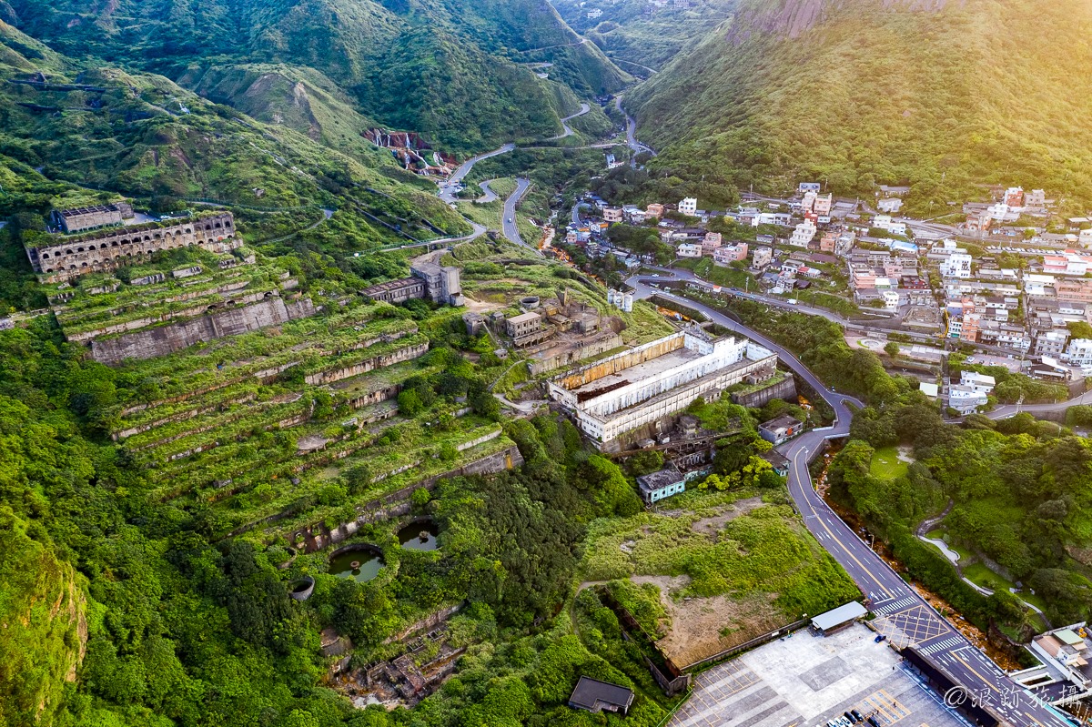 新北|十三層遺址:台版馬丘比丘!北海岸最愛的景點之一 十三層遺址,北海岸,馬丘比丘,廢墟遺跡,黃金瀑布,陰陽海,夜晚點燈,新北,天空之城,水湳洞,夜景,點燈,空拍,攝影,礦山上的布達拉宮,台版天空之城,燈光
