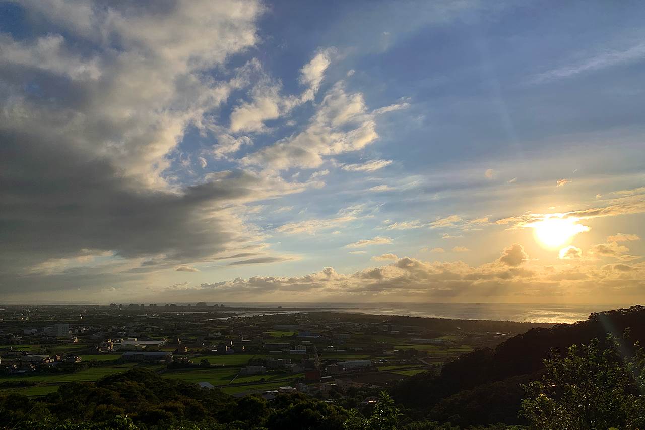 新竹|鳳崎落日登山步道|新豐後山落日大景 鳳崎落日步道,牛牯嶺體能活動廣場,蓮花寺,新月沙灘,廢棄碉堡,軍事坑道,輕鬆點咖啡,新竹,鳳崎落日登山步道,新竹步道