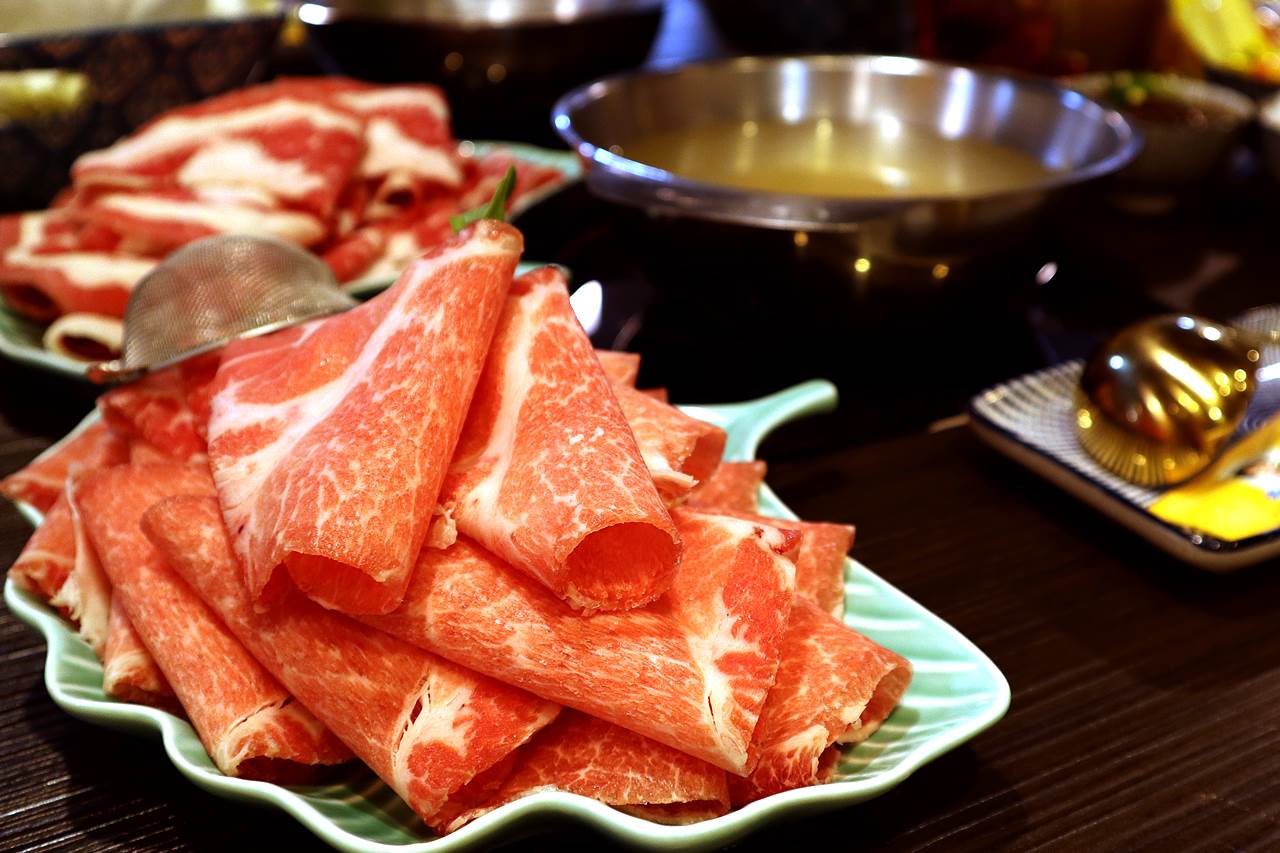 湉寶火鍋店,平價火鍋,共鍋不收費,高麗菜,沙朗牛肉,梅花豬肉,蔬菜鮮脆,新北,新莊,吃到