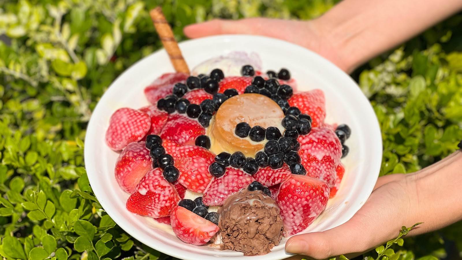 台南護校學生的隱藏版冰店!品馨冰菓室,挑戰全台南最多草莓、價格最便宜的草莓冰 台南冰菓室,隱藏版冰店,草莓冰,哈密瓜牛奶雪花冰,莫凡彼冰淇淋,鍋燒意麵,水果批發,台南市,中西區,品馨冰菓室,水果拼盤,水果冰,台南美食