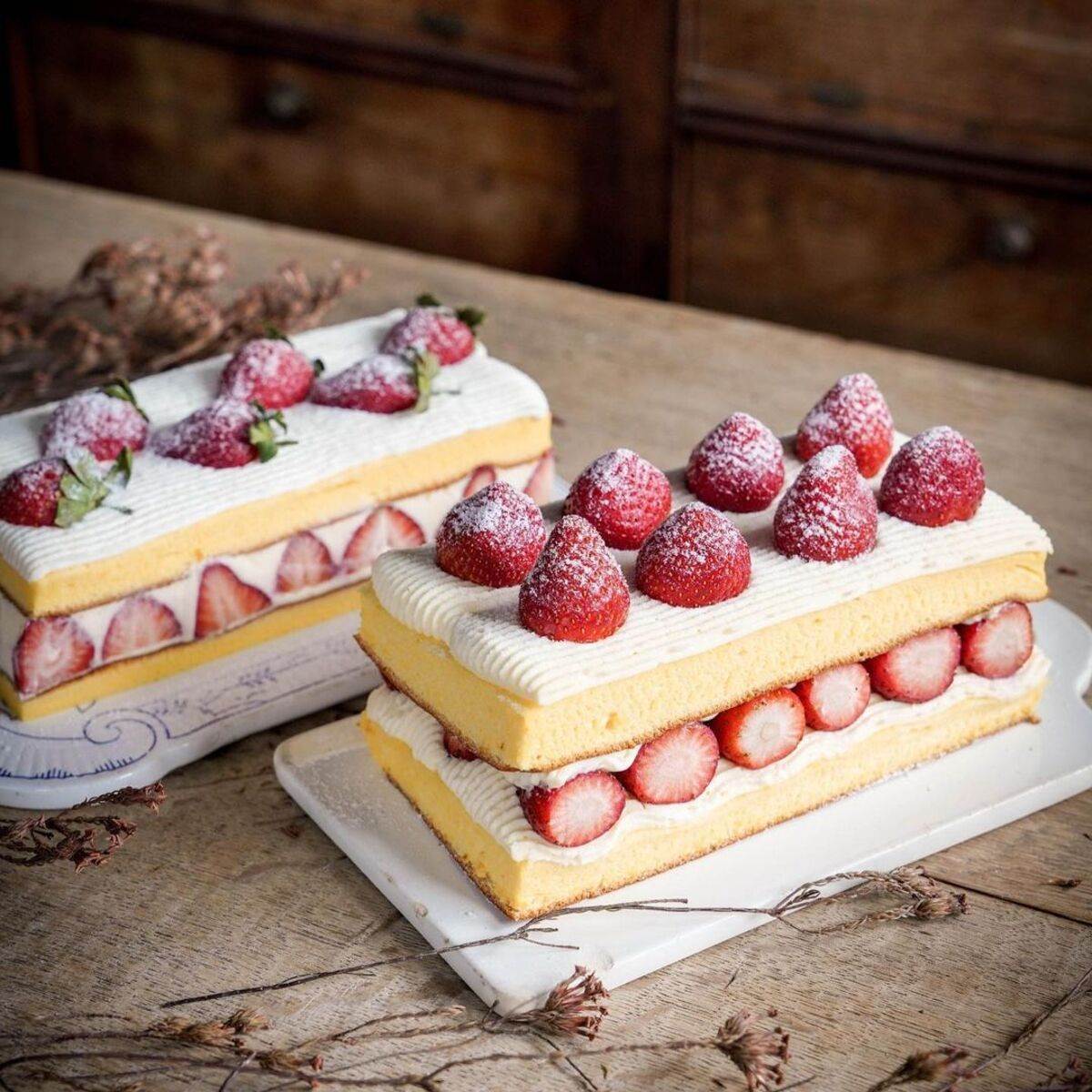 2025草莓季甜點強勢來襲! 超浮誇30公分草莓塔、爆餡草莓三明治通通有!-輕旅行