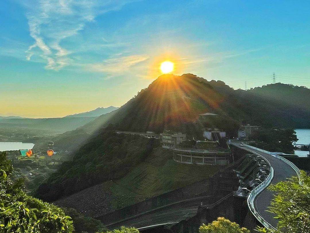桃園拉拉山,復興區北橫公路,五酒桶山步道,南崁風景瞭望塔,大棟山405三角點,石門水庫,嵩台觀景亭,桃園,拉拉山神木群步道,北橫公路,石門水庫嵩台,五酒桶山,日出,桃園日出,桃園景點,大壩嵩台