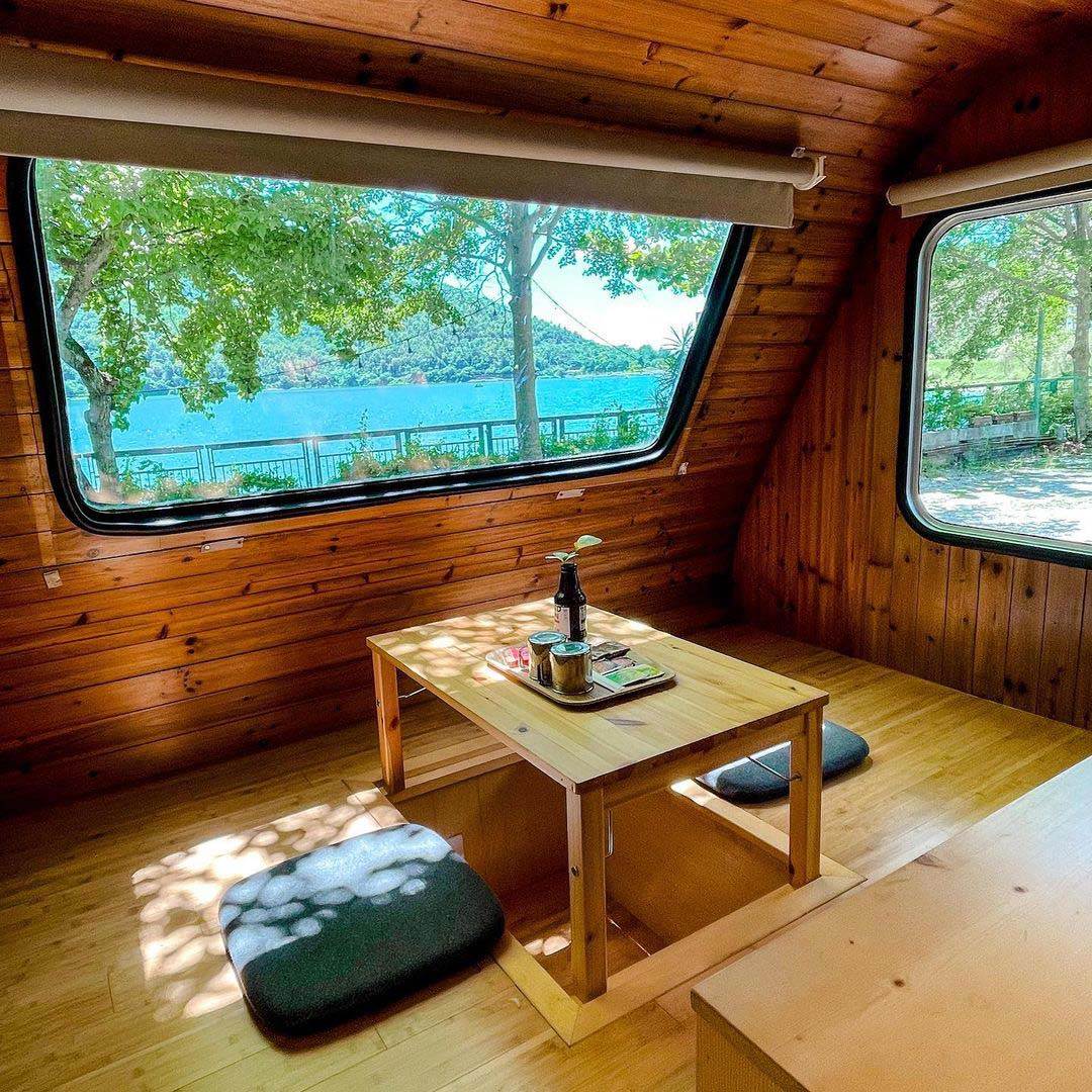 花蓮|精選12個懶人露營好去處!海景第一排、豪華露營車,一卡皮箱就入住 豪華露營,海景露營,日式露營車,都鐸王朝露營車,遠雄海洋公園,花蓮鯉魚潭,SUP體驗,花蓮,鯉魚潭露營渡假村,踏浪星辰,在水一方湖畔小屋,巴罕營家,花蓮海洋露營區,都鐸王朝海景露營車,布萊頓霍夫莊園,高巢休閒農場,崇德瑩農場,海放你基地,花蓮鹽寮民宿,懶人露營,露營區,花蓮露營