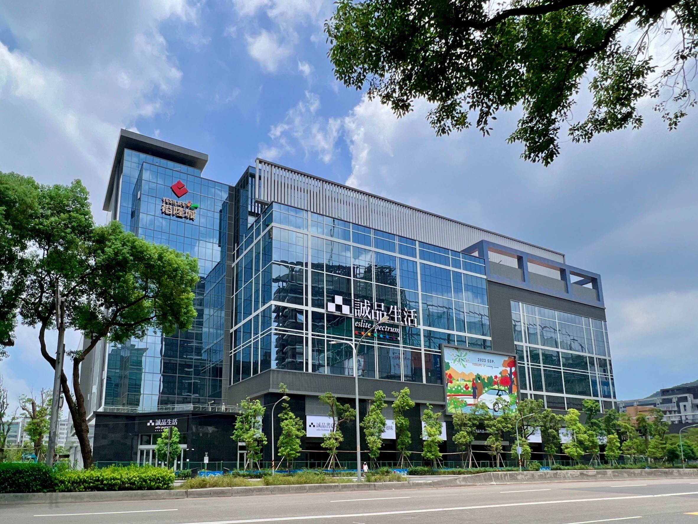 新北|「誠品生活新店」9月試營運!1萬9千坪空間、挑高30米天井書店,打造亞洲最大誠品! 誠品生活新店,裕隆城,亞洲最大誠品,建築師蕭博文,景觀設計師吳書原,視覺藝術家鄒駿昇,顛倒花園迷宮,新北,新店,誠品生活,書店,誠品,新開