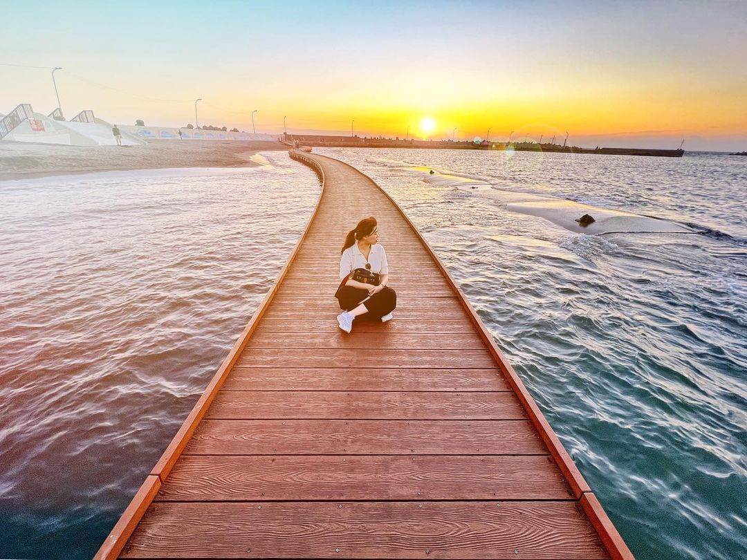 高雄|2023必玩免費10大景點公開!大港橋、月世界和海岸光廊,不花錢就拍出滿分質感照 大港橋,田寮月世界,逍遙園,蓮池潭,柴山登山步道,衛武迷迷村,彌陀漁港海岸光廊,高雄,高雄景點,田寮石頭廟,果貿社區,壽山情人觀景