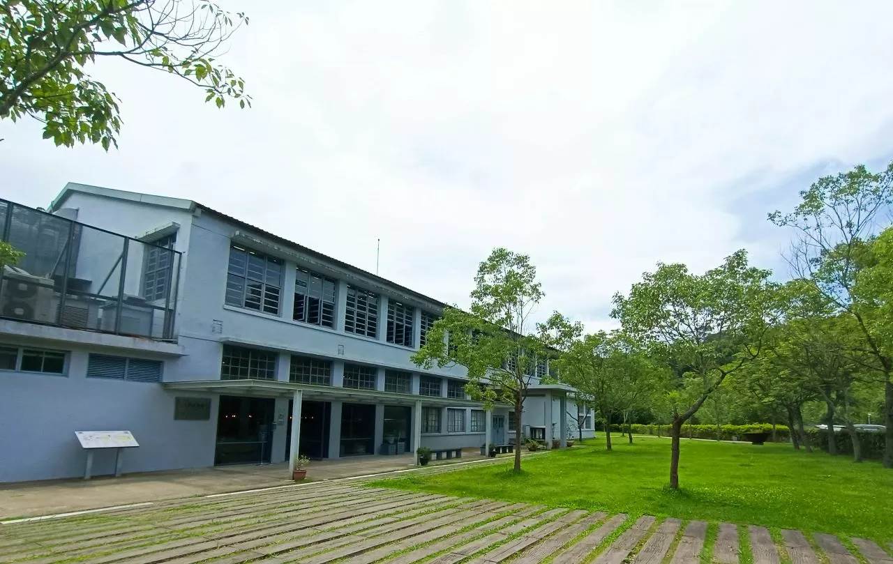 桃園｜8間特色觀光工廠推薦：日系鳥居、老式茶廠，還有平日限定汽水工廠，沒有預約進不去！,桃園,桃園景點,觀光工廠,桃園觀光工廠,室內景點,國巨洋傘文創園區,手信霧隱城,雄獅文具想像力製造所,大溪老茶廠,日系景點,茶廠,郭元益糕餅博物館,雅聞魅力博覽館,祥儀機器人夢工廠,可口可樂世界博物館-9