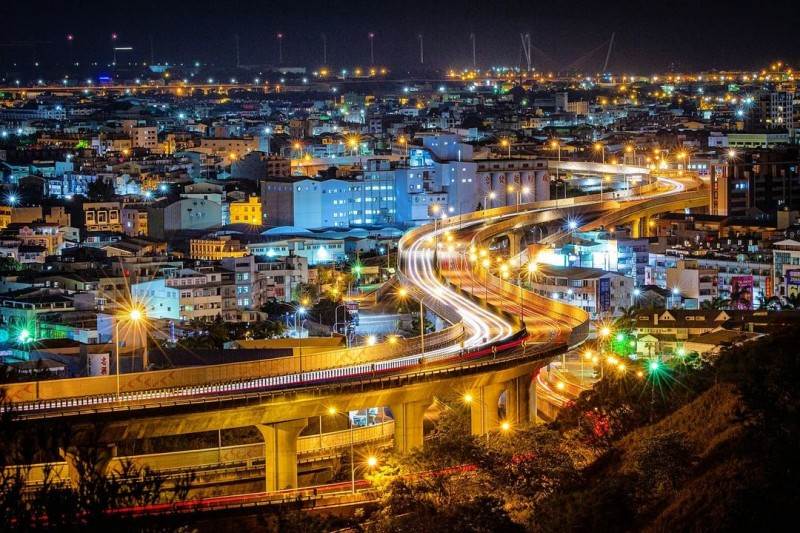 台中,夜景,清水鰲峰山公園觀景台,公老坪觀景台,慈暉亭,望高寮夜景公園,九天夕陽之樹,秋紅谷景觀生態公園,朝陽後山,月老廟夜景,公明陸橋,大肚藍色公路,台中夜景,台中景點,台中約會景點,情人節