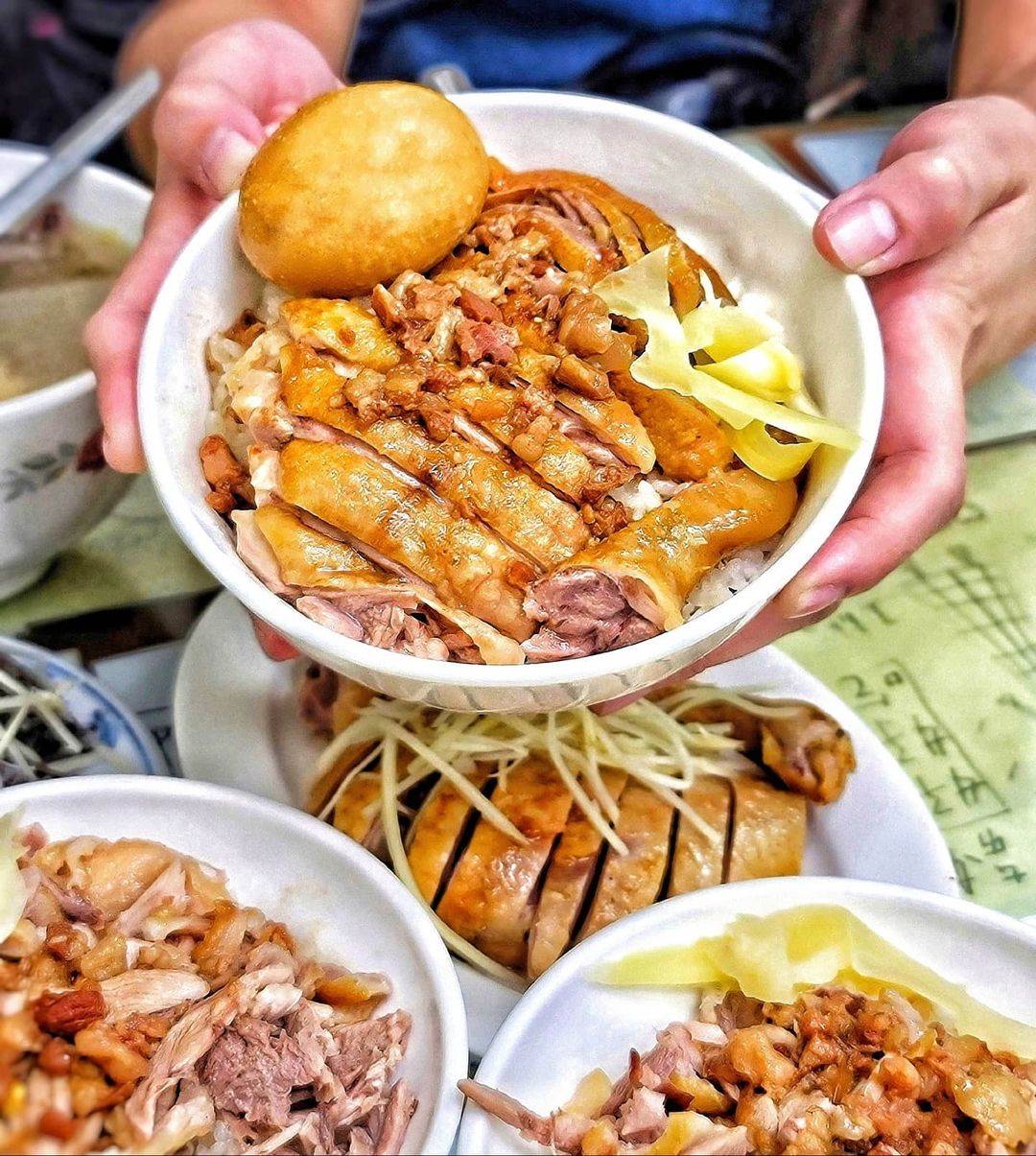 高雄｜9間左營必吃美食推薦：必比登認證鴨肉飯、飄香一甲子米粉羹、超狂肉粽蛋餅，俗擱大碗吃爆舊城美食！-輕旅行