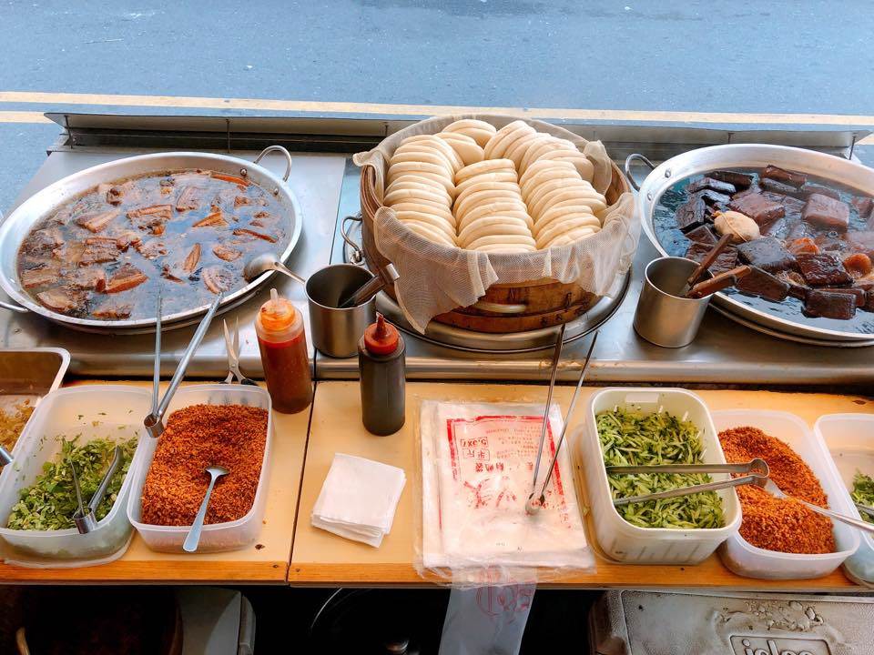 日月潭美食,阿嬤香菇茶葉蛋,年記做不覆賣香菇高麗菜包,東東刈包,黑輪小吃,劉山哥現炒山豬肉,總統魚酥捲,杜啦白鰻棍,飯飯雞翅,翻茶手調飲料,拉長蝦