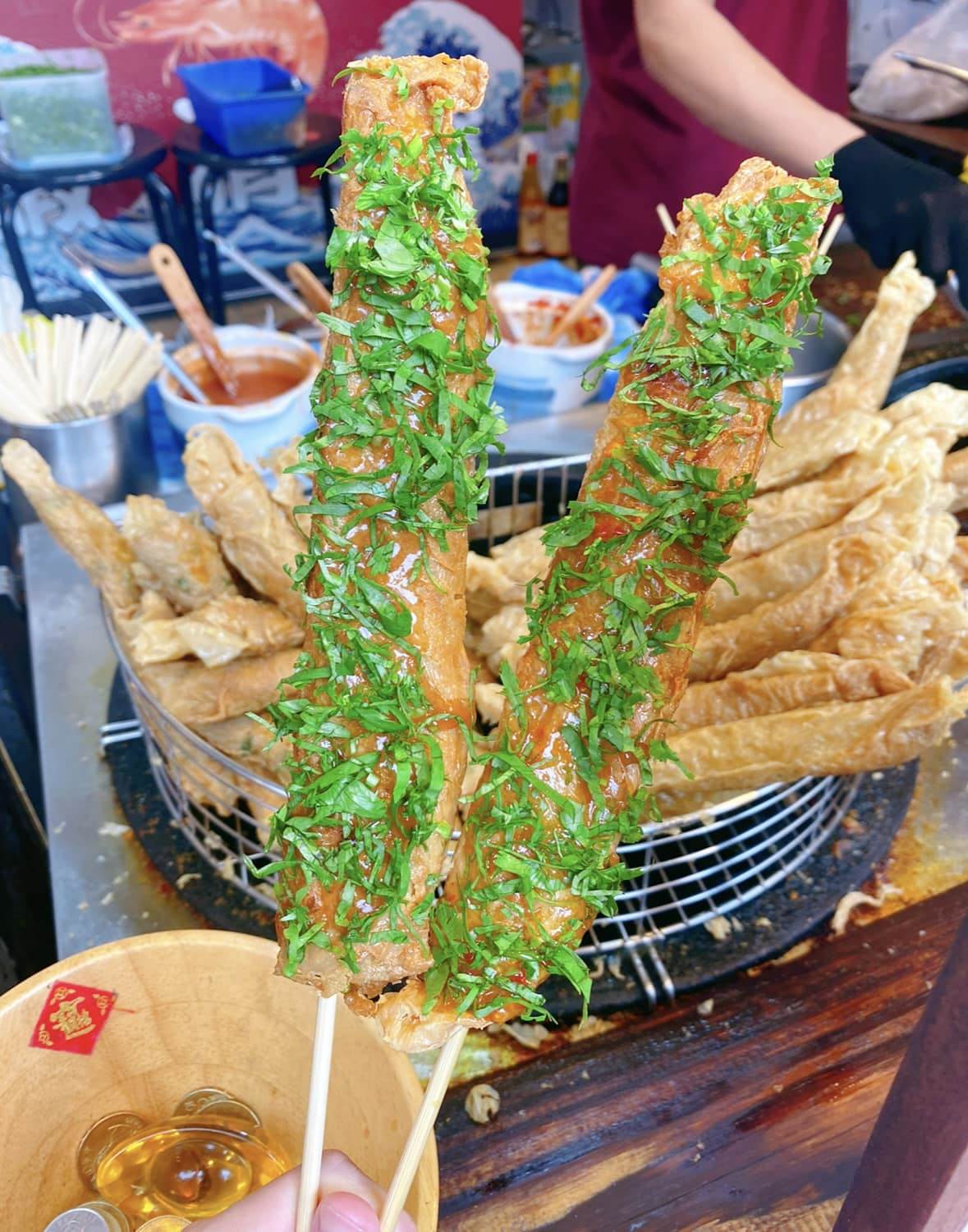 日月潭美食,阿嬤香菇茶葉蛋,年記做不覆賣香菇高麗菜包,東東刈包,黑輪小吃,劉山哥現炒山豬肉,總統魚酥捲,杜啦白鰻棍,飯飯雞翅,翻茶手調飲料,拉長蝦