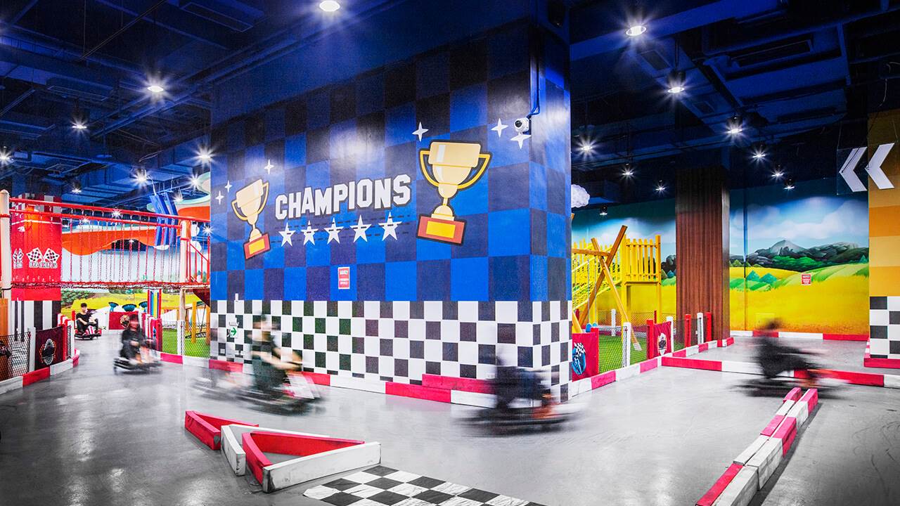 15間台中室內遊樂場推薦！踩格子、電子躲避球，下雨天也不無聊-輕旅行