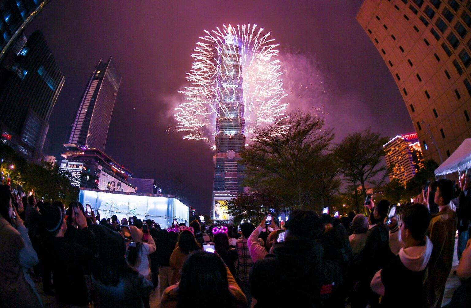 台北跨年,台北跨年演唱會,台北跨年活動,2025台北最High新年城,101跨年煙火秀,101,2025台北跨年煙火最佳觀賞區,2025台北跨年煙火最佳觀賞步道,2025台北跨年煙火最佳觀賞餐廳,彩虹河濱公園,象山,奉天宮步道,虎山,劍南山,文間山平台,劍潭山,老地方觀機平台,碧山巖,Wildwood,跨年主題燈飾,跨年互動裝置