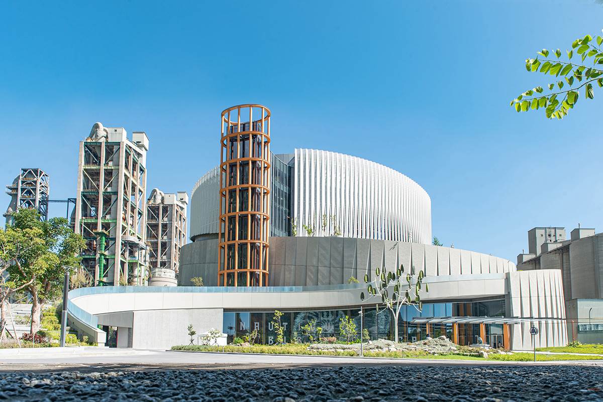 花蓮新景點+1!台泥DAKA「鸚鵡螺圖書館」,在重工廠裡,探索綠色秘境、賞無敵海景! ,,