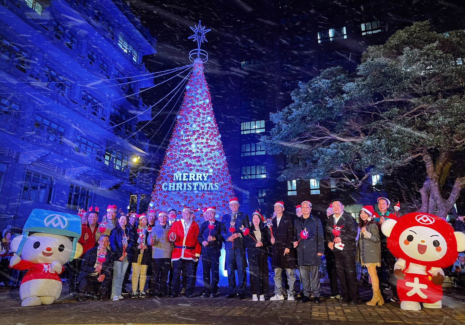 文化大學「校園最高校園聖誕樹」聖誕節點燈溫暖登場! ,,