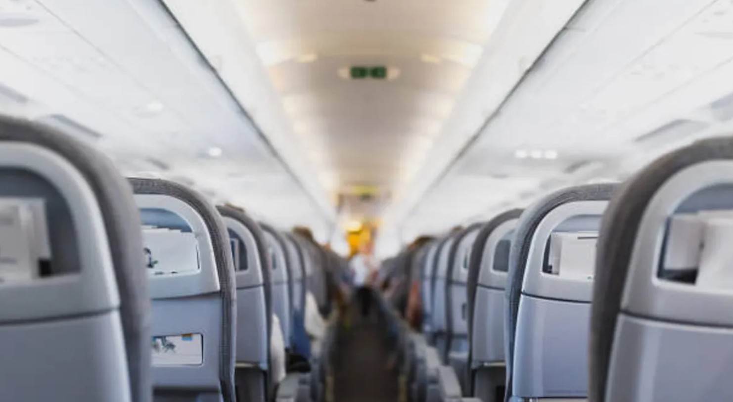 飛機餐吃完怎麼收?維持餐盤的原樣交還就可以 ,,