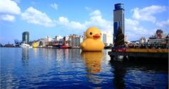 基隆【黃色小鴨】馬年大年初一迎春到，黃色小鴨療癒性識別在海港發光