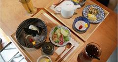 [高雄早午餐咖啡店] 『Shiba！喜八珈琲店』喜歡那一樓墨綠色小磁磚，一塊塊聚合成一間低調卻迷人的日式咖啡店！湯泡飯、飯糰好尬意～