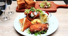 台北Boots餐廳，近藍線市府站1號出口，萍子推薦信義區brunch早午餐、美式帕尼尼、咖啡館，適合三五好友聚餐的好地方 