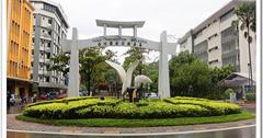 Suria Sabah對面的彩繪塗鴉廣場 &amp; 沙巴旅遊局(Sabah Tourism Board) &amp; 亞庇市的0公里定位點 &amp; 信號山觀景台(Signal Hill Observatory Tower) &amp; 艾京生鐘樓(Atkinson Clock Tower)