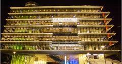 Kaohsiung｜高雄‧前鎮｜像是把一個大禮物盒放在美麗的城市裡，早晚都美麗的新地標*高雄市立圖書館新總館