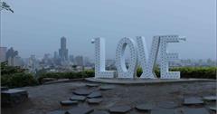 ▌遊記▌高雄壽山LOVE觀景台(忠烈祠旁)360度全角度視角，超級無敵賞夜景.賞海景約會祕境，遠眺高雄市區美景~免門票/高雄捷運旅遊/高雄一日遊/親子遊/情侶約會 