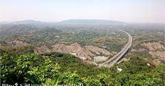 ■高雄■田寮，登【中寮山】觀景台賞南二高與月世界惡地地形。
