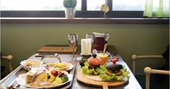 [台中早午餐] Mirror Cafe.魔鏡咖啡：勤美綠園道.草悟道廣場.模範街早午餐！穿越時空來到歐洲城堡，精緻的早午餐.下午茶樣樣都好質感！清爽、好食材，吃得讓人好喜歡～
