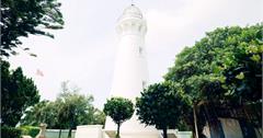 【桃園。觀音區】台灣唯一使用紅磚與石頭建造而成的『白沙岬燈塔』，是目前保存最完整的日治初期燈塔，它可是有著『台灣歷史建築百景』之一的殊榮。