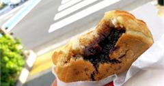 【四國德島縣。德島市】美食篇。外型與紅豆餅沒有兩樣的『元祖大判燒あたりや』，但咬上一口卻如此驚豔，跟台灣紅豆餅有著不同風味，我想～這就是專屬於德島的回憶啊～