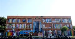 【高雄。苓雅區】高雄捷運《衛武營站》玩什麼？街頭塗鴉打卡新熱點！『衛武里彩繪社區』，快來找全台最大張千元鈔票拍照還有那華麗大書櫃，整座城市都是我的調色盤啦。