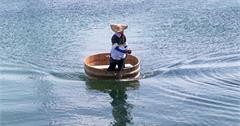 佐渡島小木港盆舟｜日本新潟–佐渡島最美的藍洞琴浦洞窟，小木港體驗卡通神隱少女木盆舟