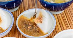 彰化40年傳統美食推薦，黑頭碗粿冷熱口感好Q彈，細緻米香搭配獨門醬料好涮嘴！