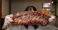 《彰化秀水》ㄨ麻尹日式蓋飯(彰水店)。限量戰斧豬排如斧頭般碩大,誇張到連碗都放不下