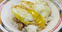 台北西門町│天天利美食坊~超人氣店家。外酥內軟軟蘿蔔糕。半熟蛋液滷肉飯