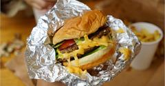 【倫敦】Five Guys 美式漢堡店：15種免費食材＆花生吃到飽，倫敦便宜用餐推薦