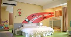 台中｜超大童趣風溜滑梯房型、嚕嚕車控最愛「Kids Box親子旅宿」