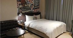 台北住宿推薦｜享住旅店，台北火車站住宿送免費飲料卷，交通便利，機能性佳。頂樓附設小酒吧，小酌放鬆後再回房～