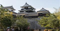 日本愛媛｜松山城–四國賞櫻勝地，日本百選名城之一，搭乘單人索道座椅纜車超有趣