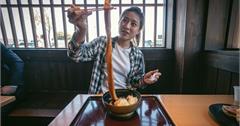 日本怪奇食物之「一本烏冬」：史上最粗烏冬麵？一根就能吃飽飽？
