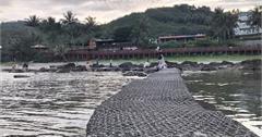 台東卑南｜滿滿小魚超可愛！台東最美海上步道，富山護漁區，特製海藻饅頭餵魚玩沙去